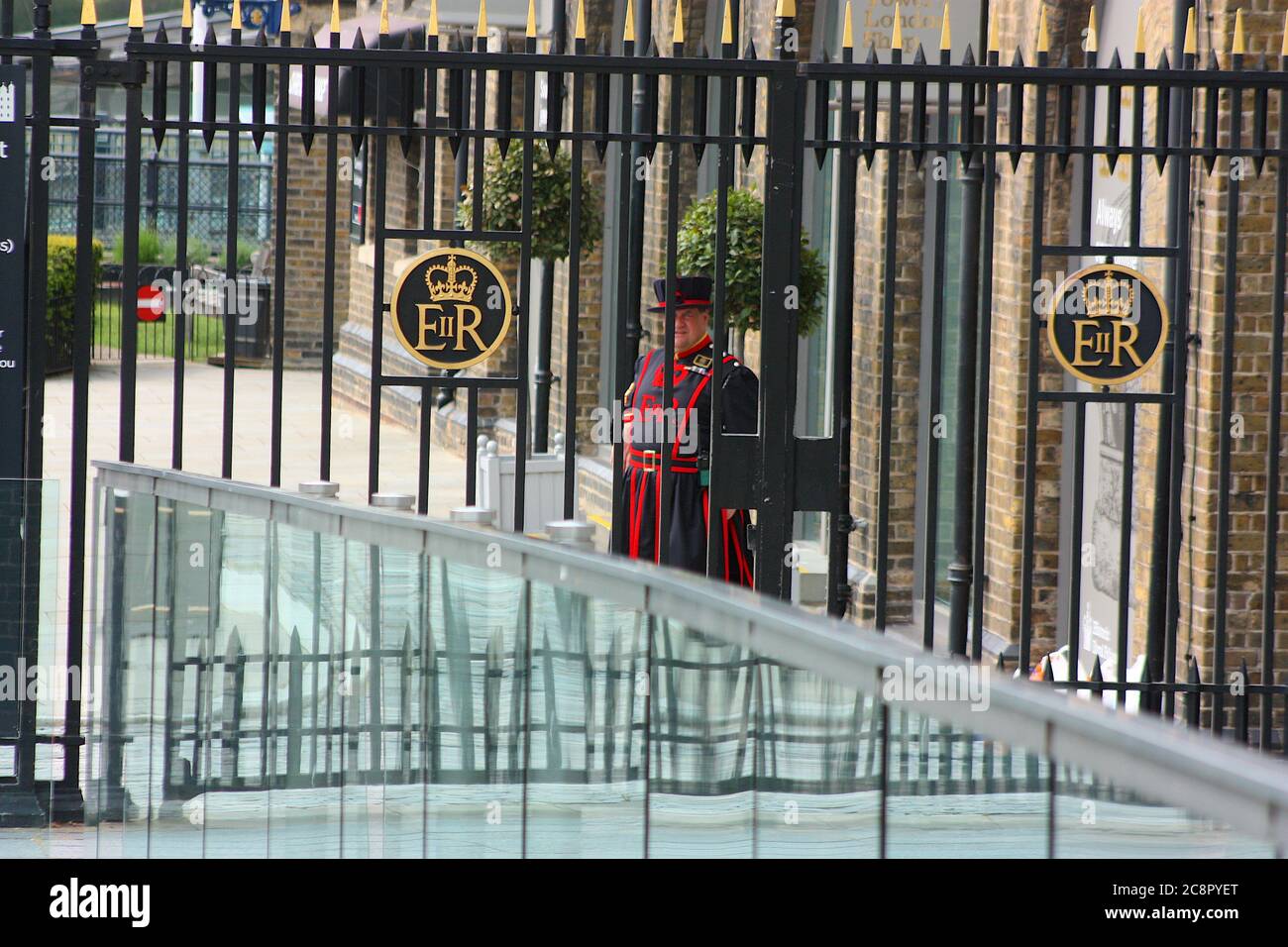 Yeoman Warders (Beefeaters) guarding the Tower of London, England, United Kingdom Stock Photo