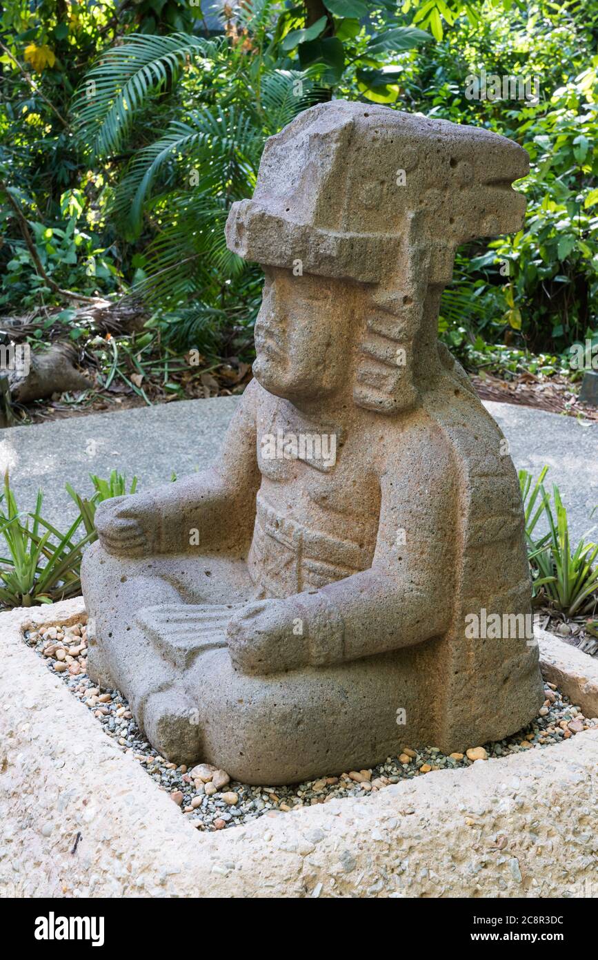 Olmec sculpture la venta park hires stock photography and images Alamy