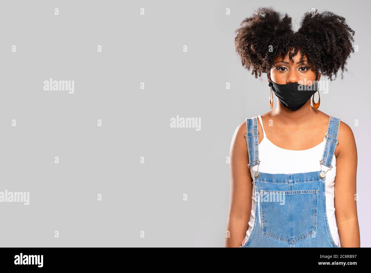 Black lady wearing face mask hi-res stock photography and images - Alamy