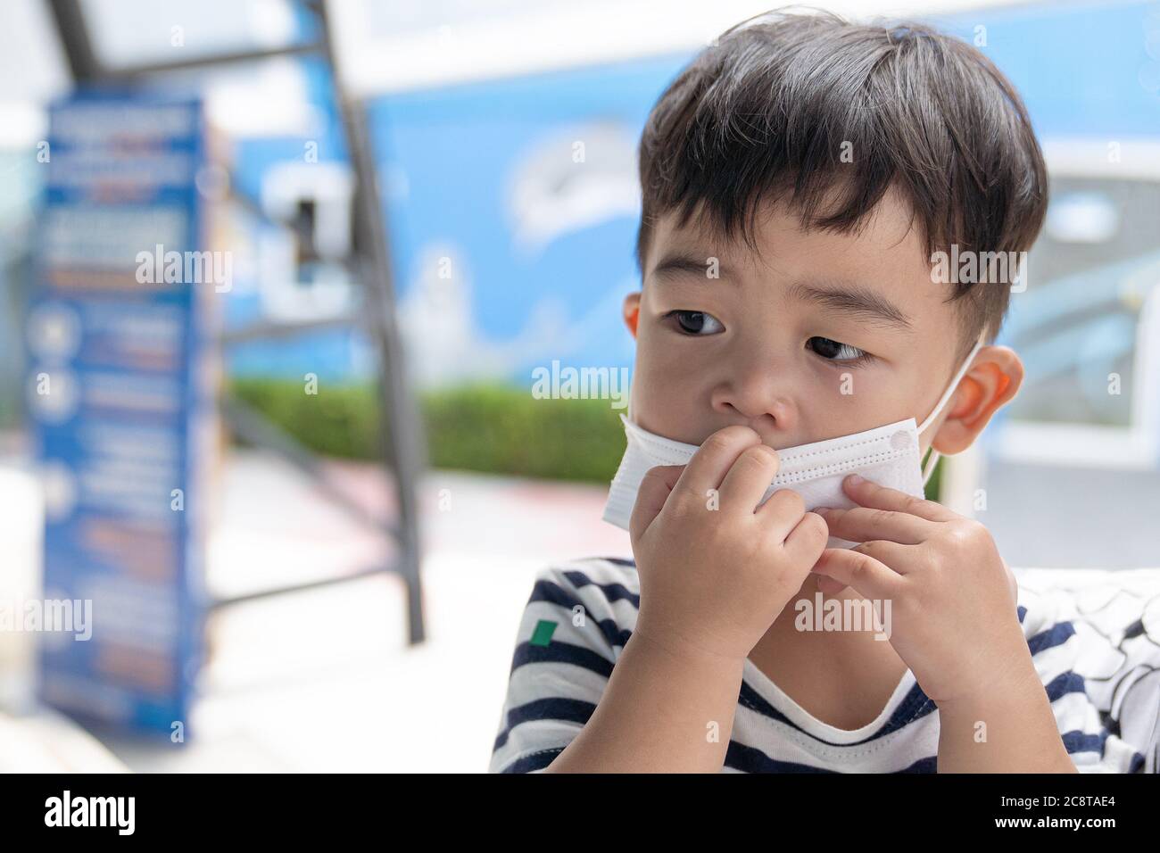 Child face mask pollution hi-res stock photography and images - Alamy