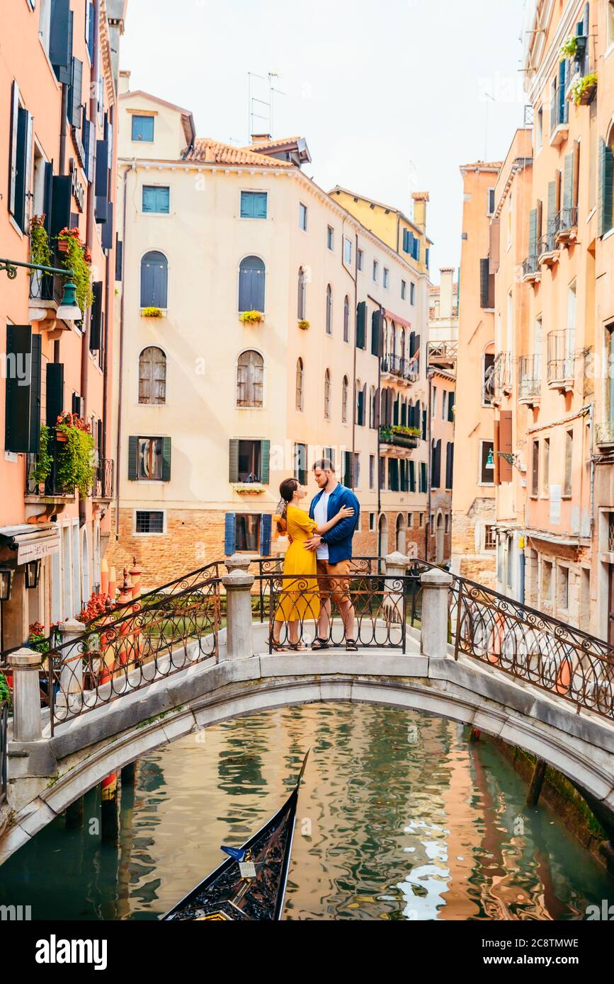Venice couple kissing on bridge hi-res stock photography and images - Alamy