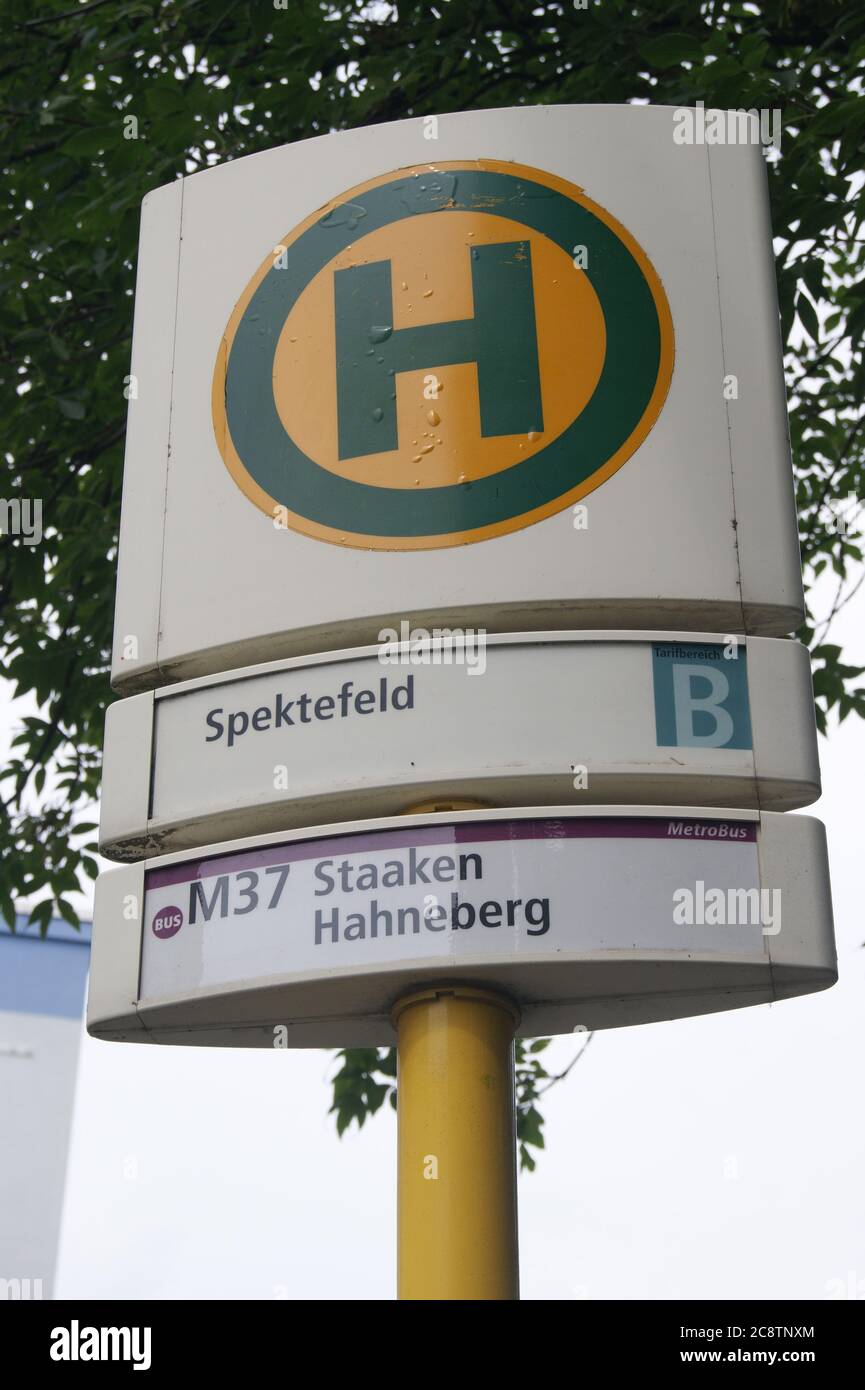 BVG-Haltestelle Spektefeld in Berlin-Spandau Stock Photo