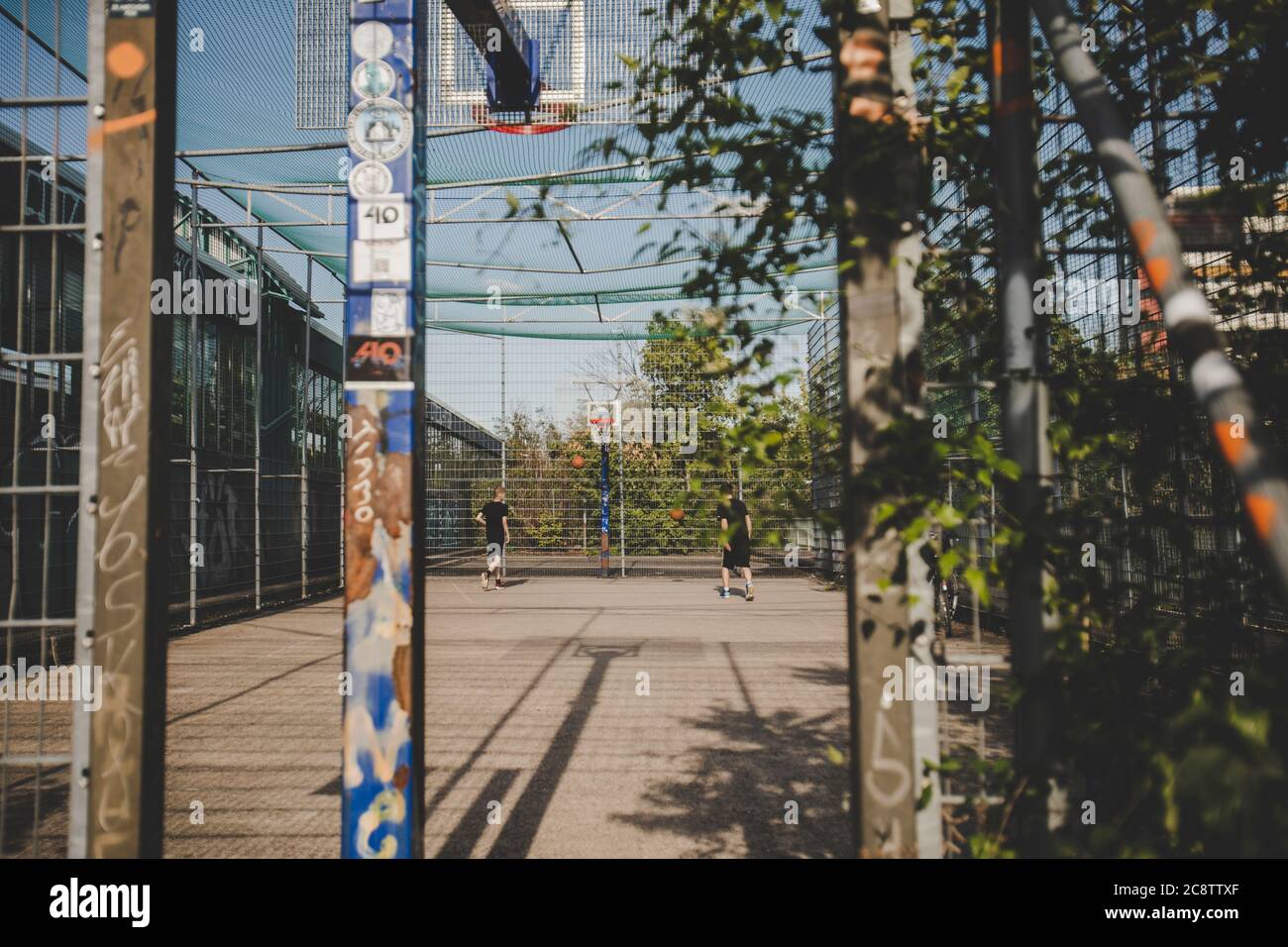 Köln, 23.07.2020: Feature Streetbasketball an einer Strassenbahnhaltestelle. Stock Photo