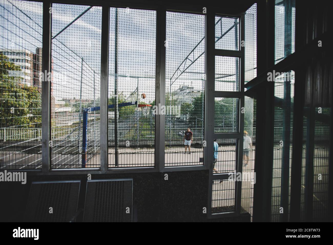 Köln, 23.07.2020: Feature Streetbasketball an einer Strassenbahnhaltestelle. Stock Photo