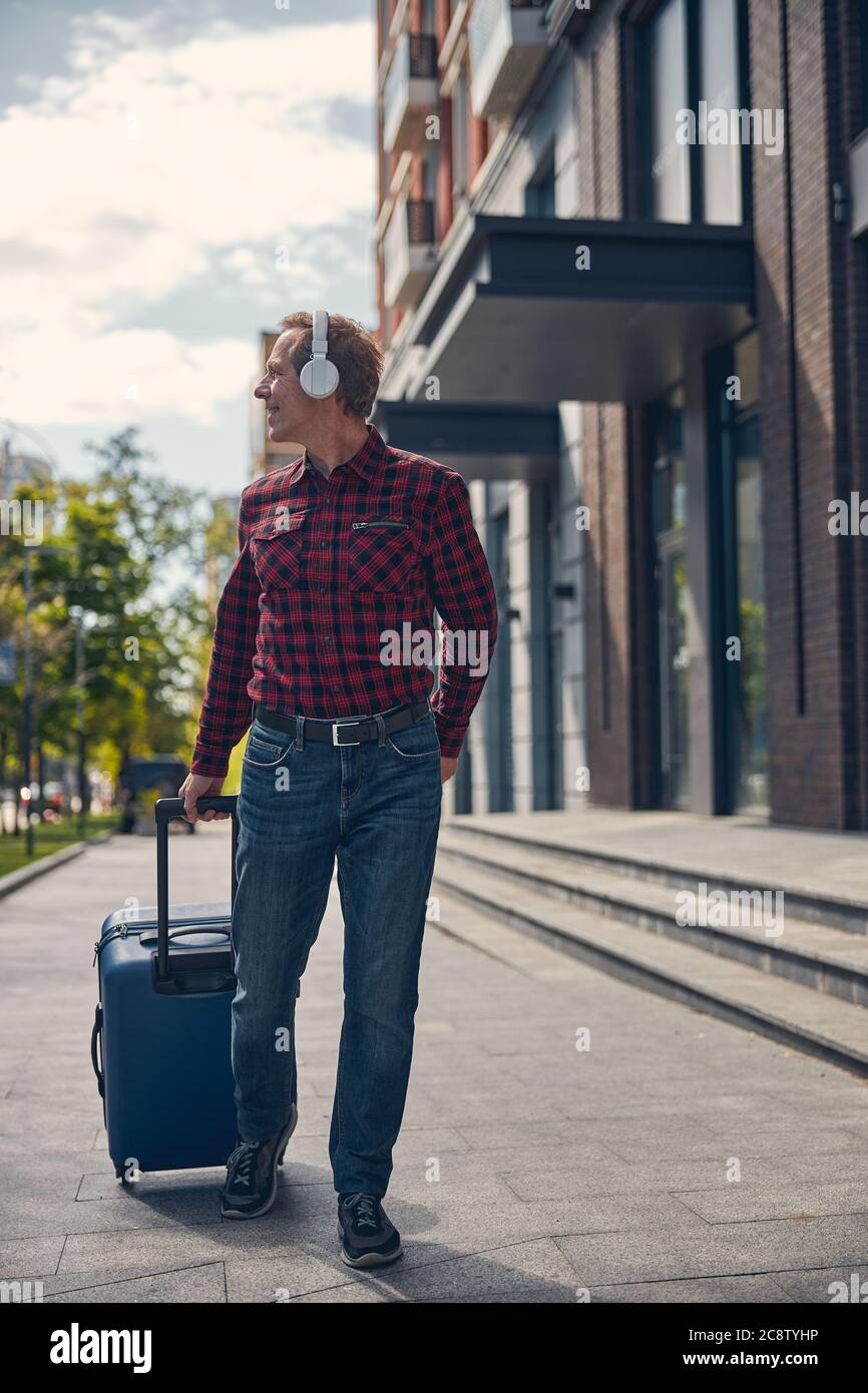 Male walking outside earphones hi-res stock photography and images - Alamy