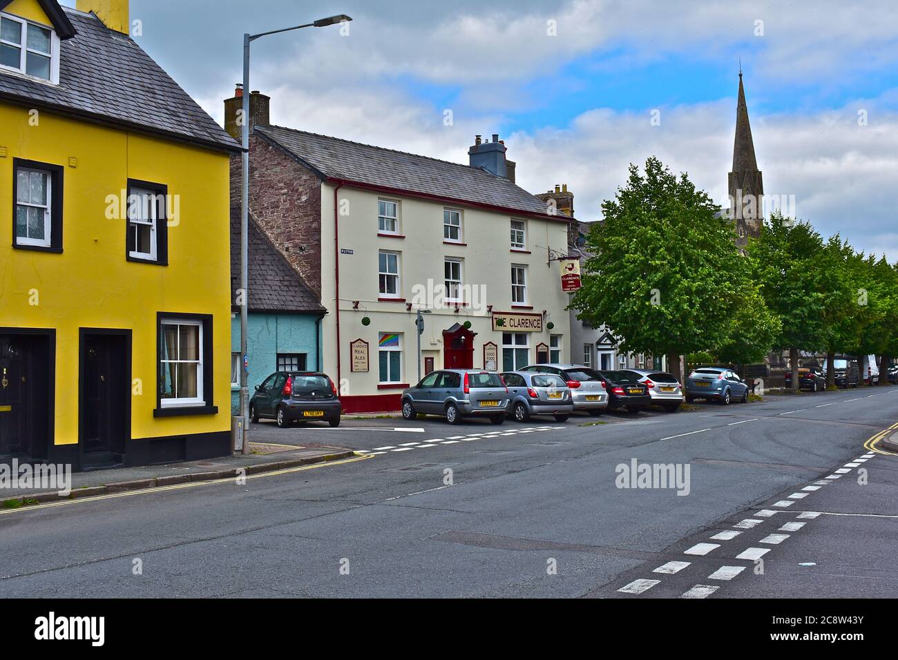 A  view of The Clarence Inn, a traditional public house in the street called 'Watton', in the rural market town of Brecon. Spire of Presbyterian Churc Stock Photo