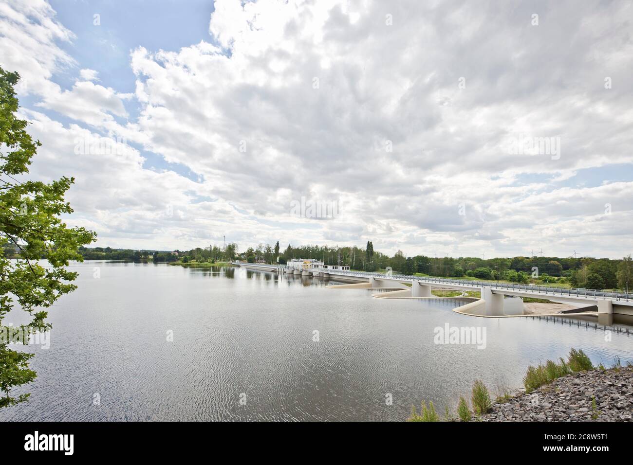 Niedow, Polen. 07th July, 2020. View of the dam and the Witka reservoir in Poland, which serves as process water for the Turow power plant. After the dam broke in 2010, the new building was completed in January 2018 and the reservoir was flooded again. | usage worldwide Credit: dpa/Alamy Live News Stock Photo