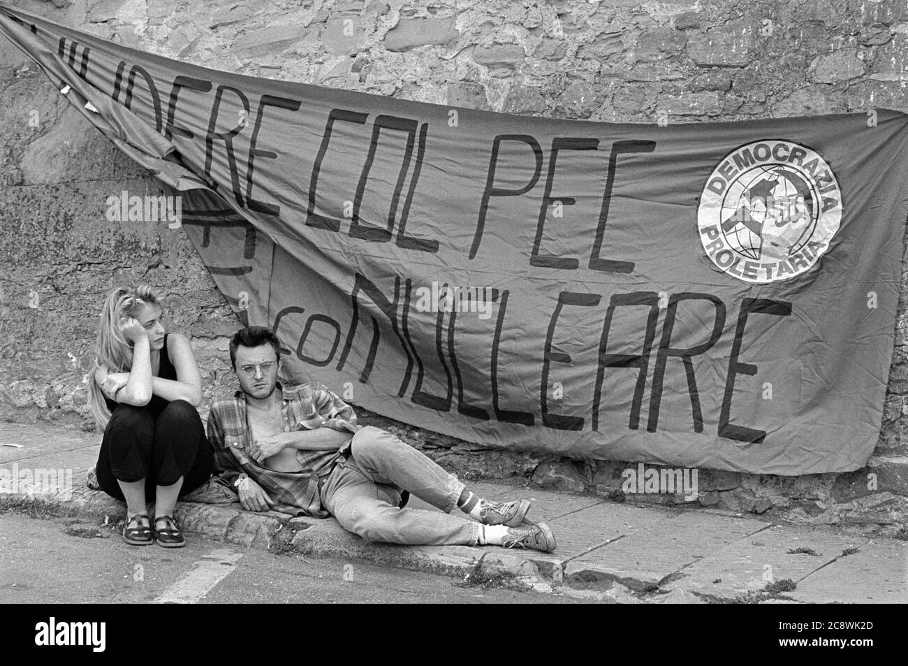 - Manifestazione contro la centrale nucleare sperimentale PEC dell'ENEA sul lago Brasimone (Bologna, giugno 1987)   - Dmonstration against ENEA's PEC experimental nuclear power plant on lake Brasimone (Bologna, June 1987) Stock Photo