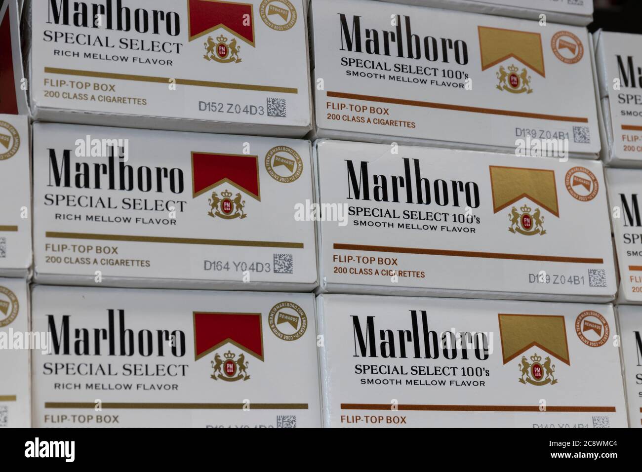 Marlboro cigarette packet hires stock photography and images Alamy
