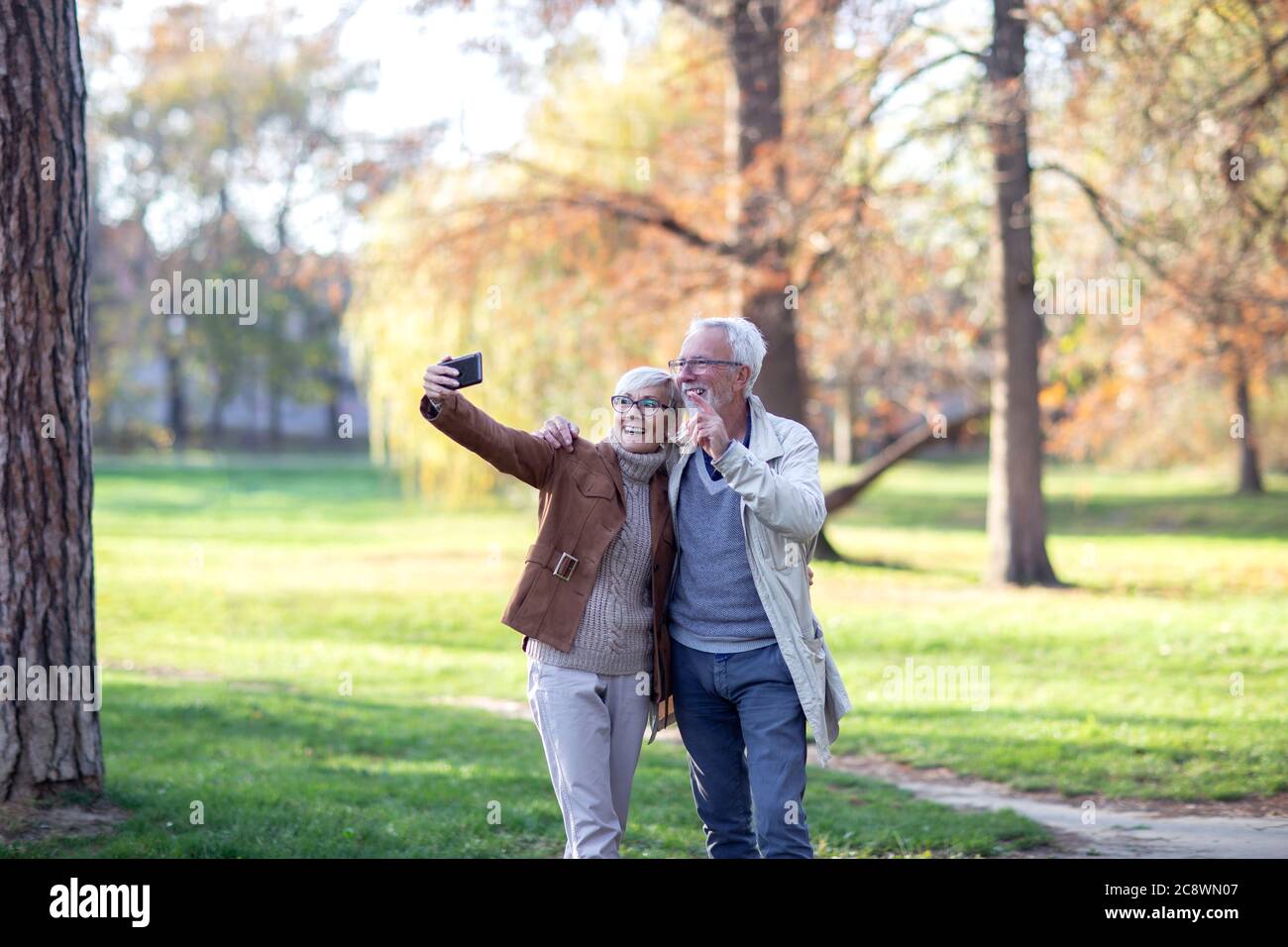 Woman taking selfie outside hi-res stock photography and images - Alamy