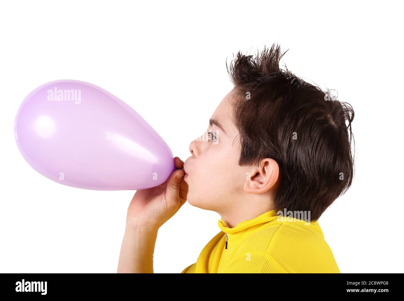 Надувает шарик. Мальчик надувает шарик. Надувает шарик. Воздушный шарик веселящий газ. Надувает шарик.