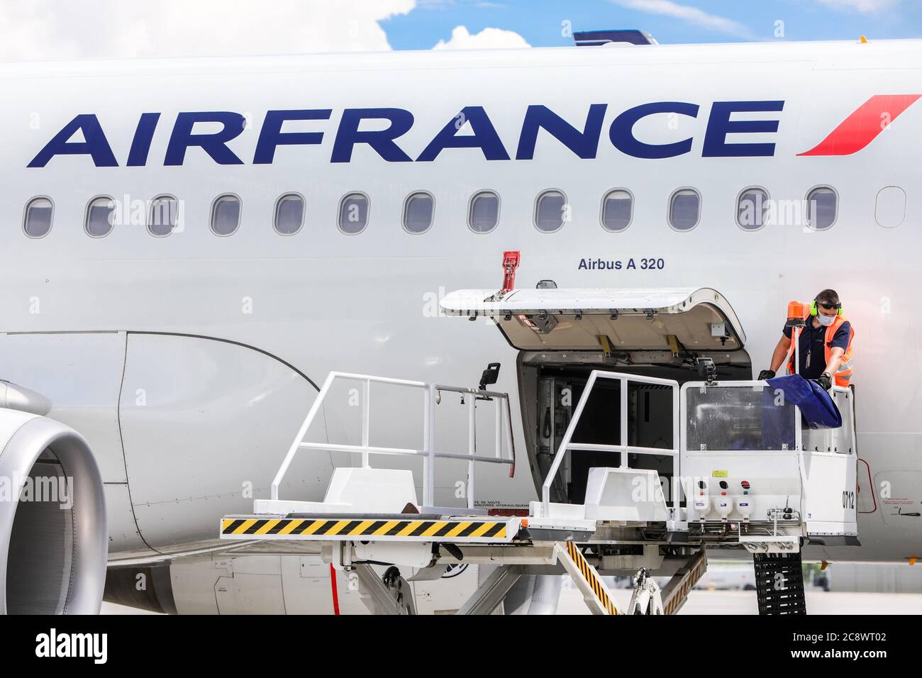 Air France Airbus A320 inaugurating the air link Paris-Krakow seen at the  Krakow Airport during service by airport staff. Inauguration of the Paris-C  Stock Photo - Alamy
