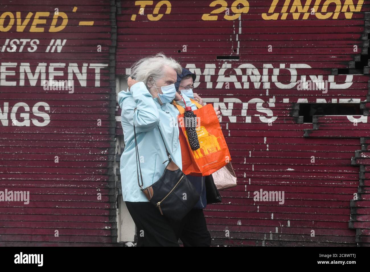 Older people wearing face masks hi-res stock photography and images - Alamy