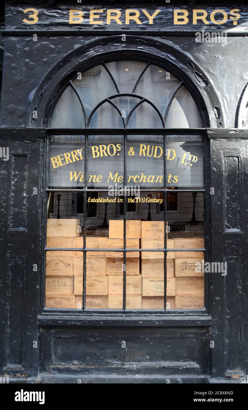 An historic and charming wine shop on St James's Street in the beautiful St James's neighborhood. Stock Photo