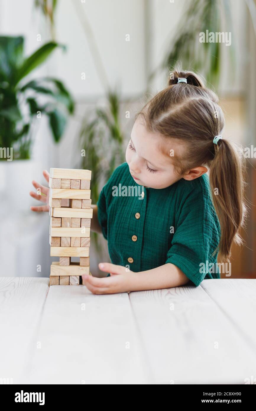 Petite fille enfant et mère jouant Jenga jeu de blocs en bois.S'amuser et  apprendre la créativité Photo Stock - Alamy
