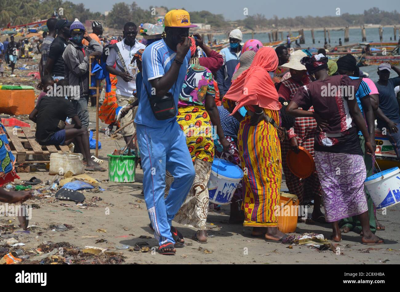 Crowds of fishers and fish buyers at Mbour landing site, Senegal Stock Photo