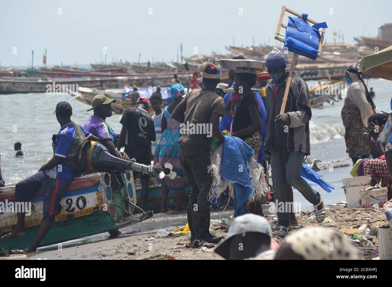 Crowds of fishers and fish buyers at Mbour landing site, Senegal Stock Photo