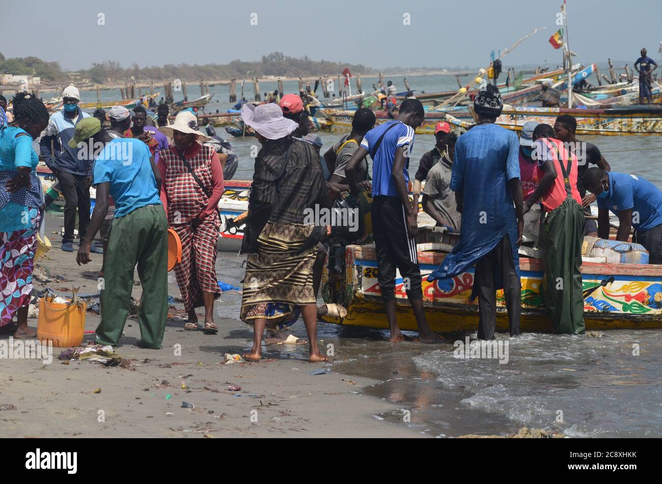 Crowds of fishers and fish buyers at Mbour landing site, Senegal Stock Photo