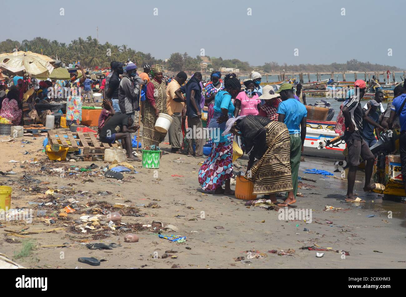 Crowds of fishers and fish buyers at Mbour landing site, Senegal Stock Photo