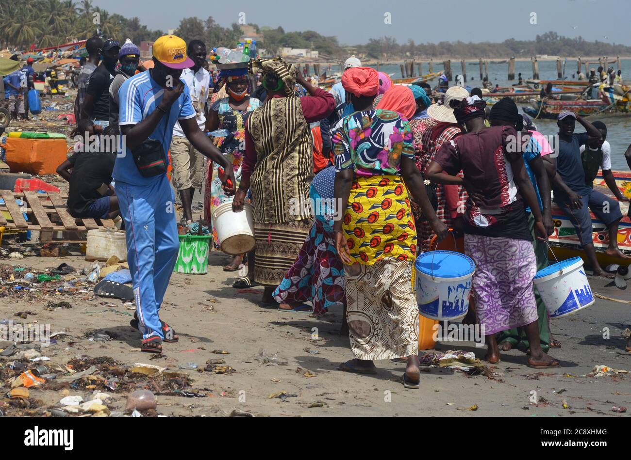 Crowds of fishers and fish buyers at Mbour landing site, Senegal Stock Photo