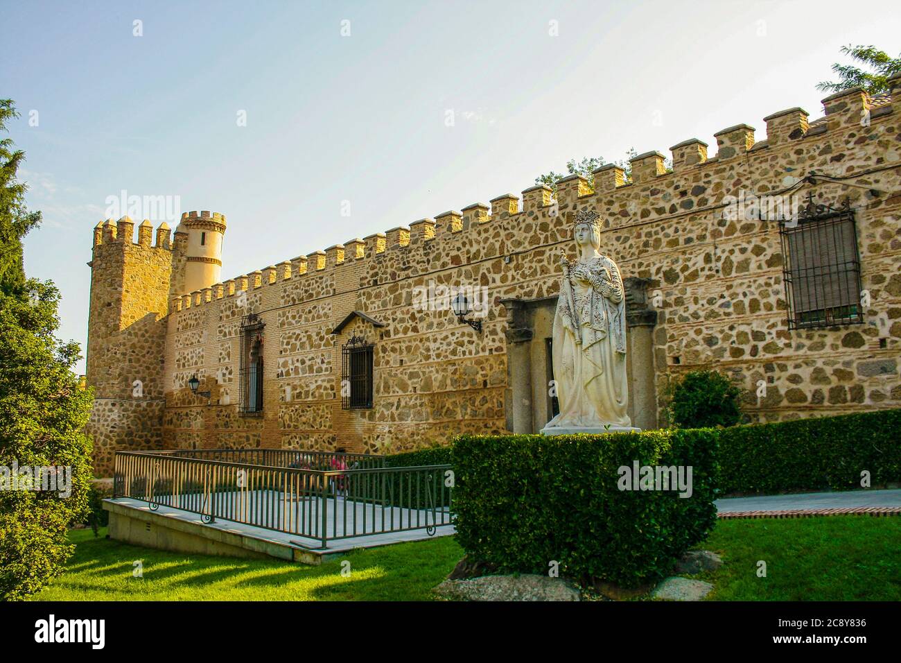 Toledo, Castilla-La Mancha, Spain, Europe. Old town. The Palacio de los Duques de Maqueda, also known as Palacio de La Cava, Statue of Isabella of Castile. Stock Photo