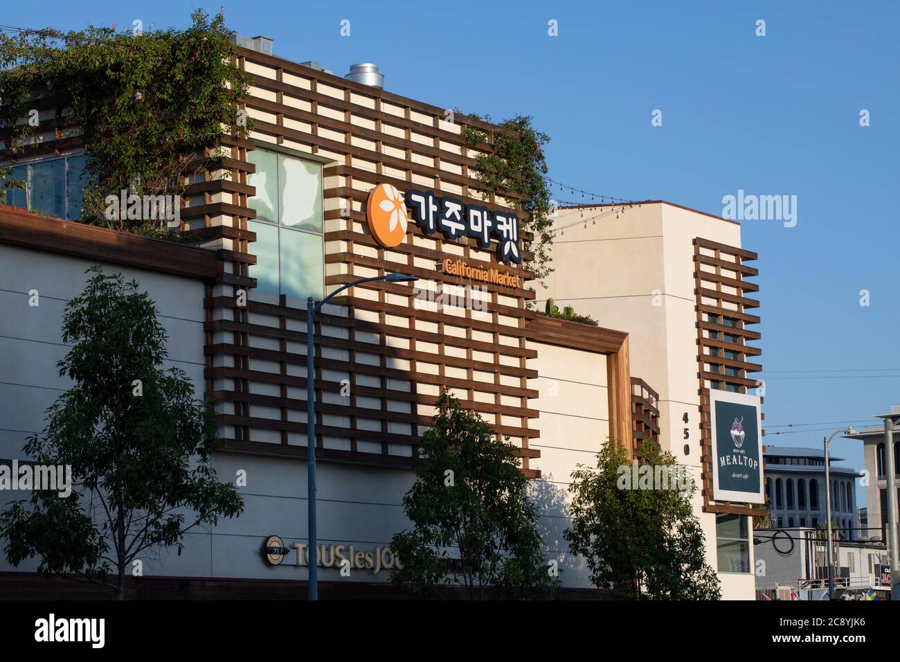 Outside building photos of California market in Koreatown LA Los
