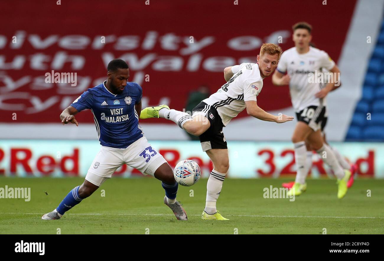 Cardiff City's Junior Hoilett and Fulham's Harrison Reed (right) battle for the ball during the Sky Bet Championship play-off match at the Cardiff City Stadium, Cardiff. Stock Photo