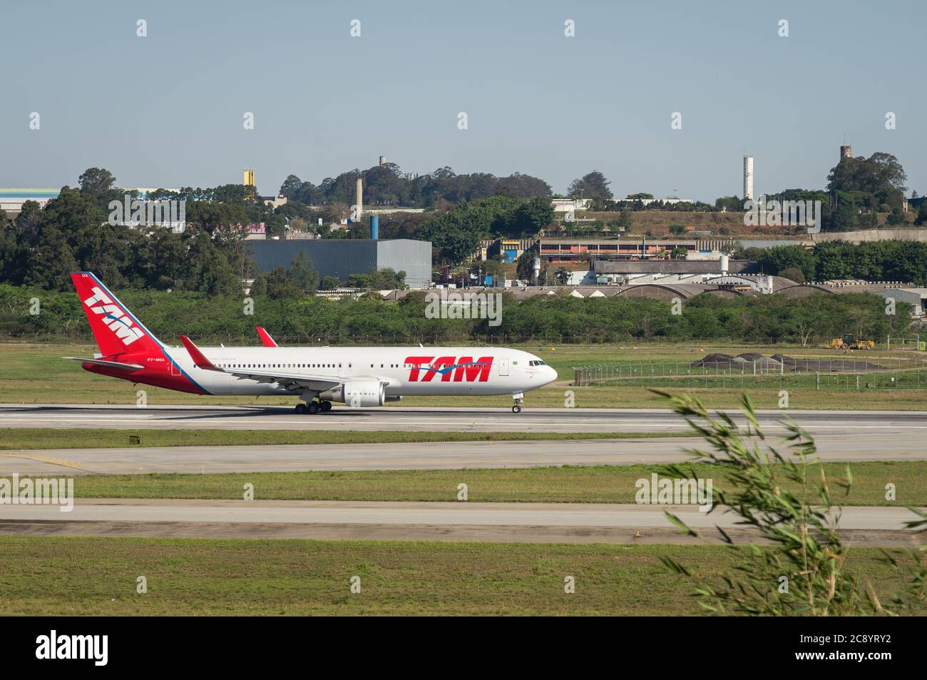 TAM Airlines Boeing 767-316ER (Wide-body aircraft - Reg. PT-MOA) beginning the take-off run on runway 27R of Sao Paulo/Guarulhos International Airport Stock Photo
