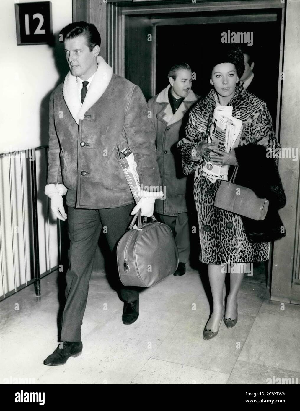 1975 - ROGER MOORE walks with his wife LUISA while traveling.  (Credit Image: © Keystone Press Agency/Keystone USA via ZUMAPRESS.com) Stock Photo