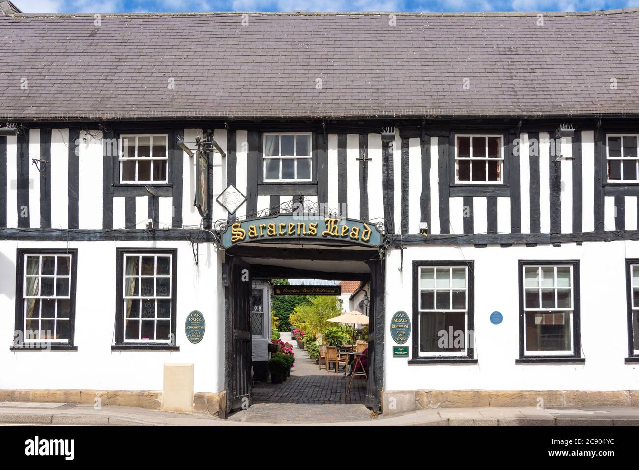 17th century The Saracens Head Hotel & Restaurant, Market Place, Southwell, Nottinghamshire, England, United Kingdom Stock Photo