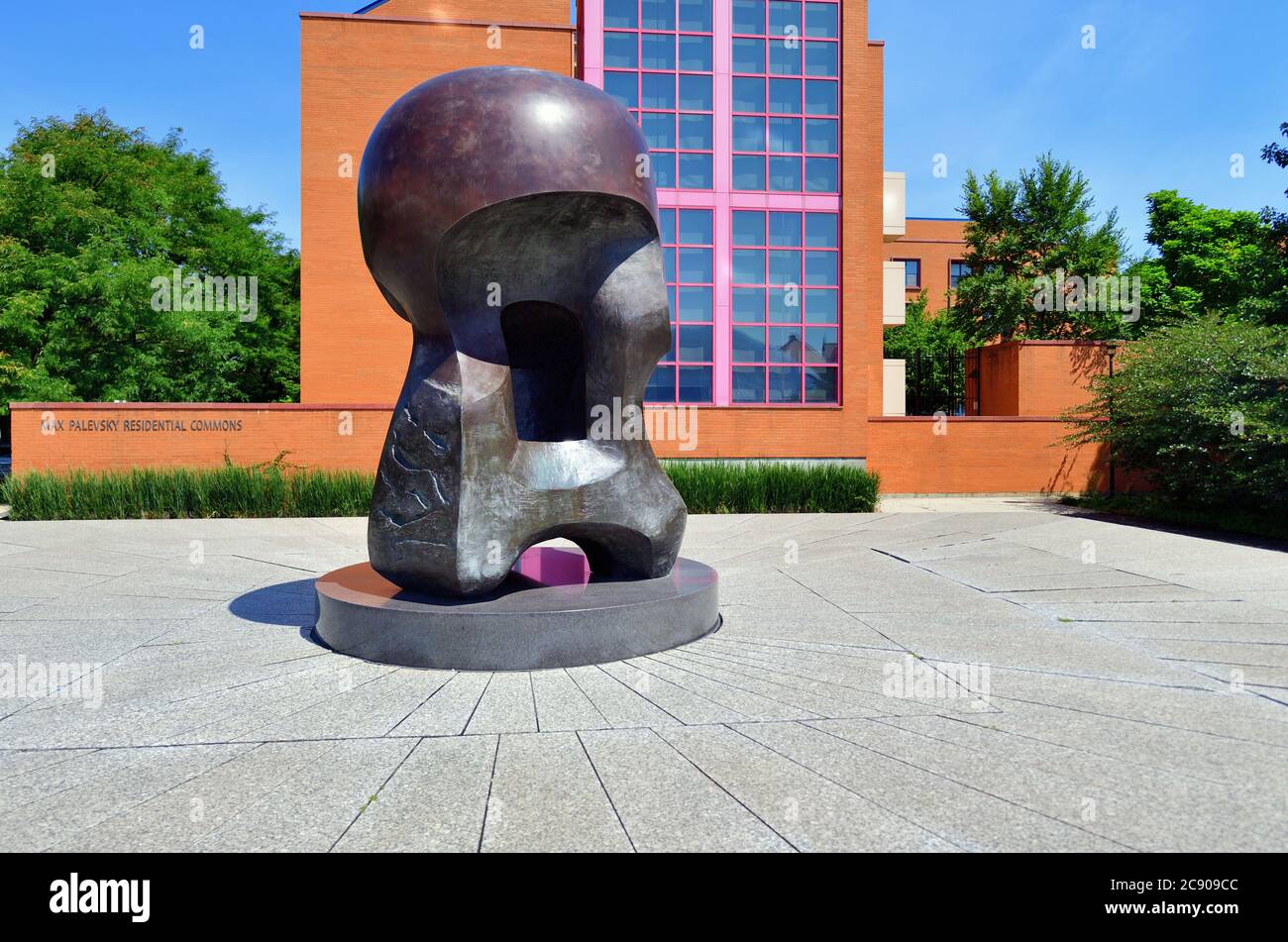 Chicago, Illinois, USA. The sculpture 'Nuclear Energy' by Henry Moore on the campus of the University of Chicago. Stock Photo
