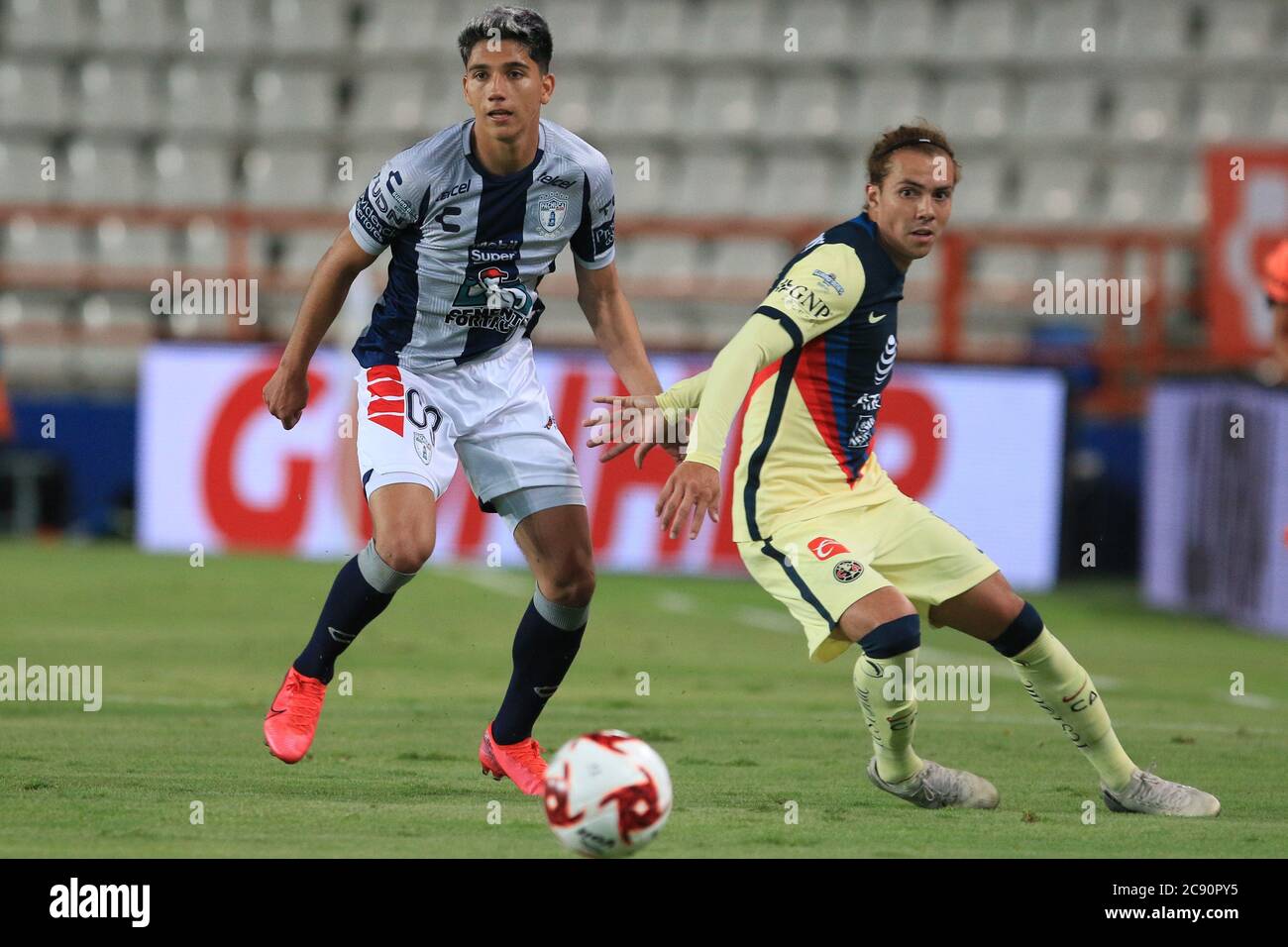 Pachuca Mexico 28th July 2020 Pachuca S Kevin Alvarez L Vies For The Ball With Francisco Sebastian Cordova Of America R During The Match Between Tuzos Del Pachuca Vs Aguilas Del America From