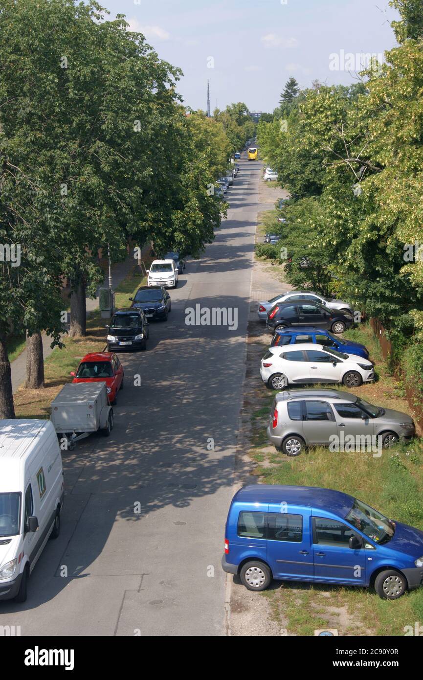 Hackbuschstraße Ecke Eichholzbahn mit Blickrichtung Norden in der zwischen 1914 und 1917 errichtete Gartenstadt Staaken in Berlin-Spandau. Stock Photo