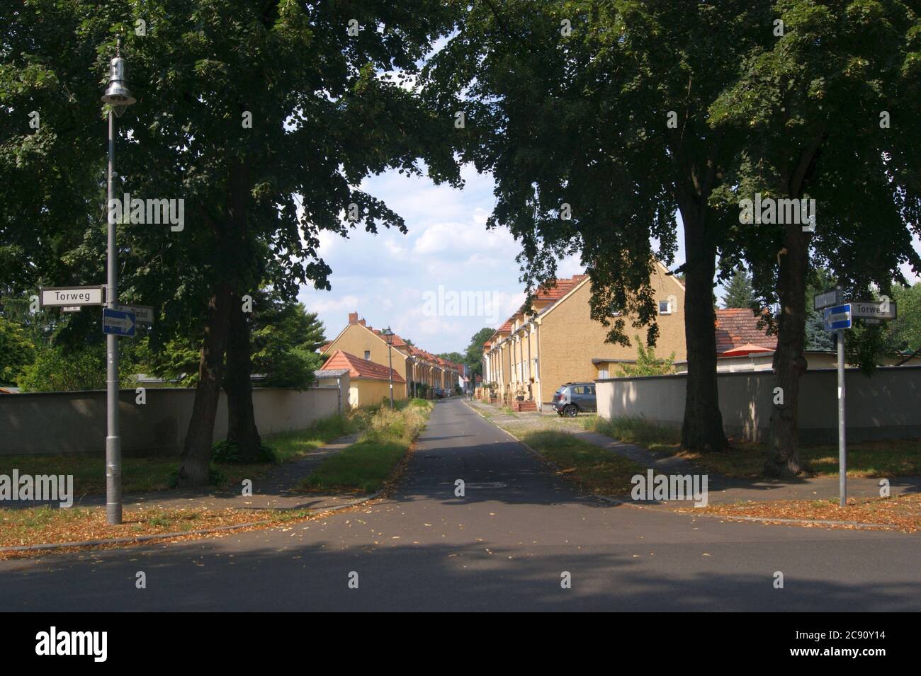 Die Straße Beim Pfarrhof Ecke Torweg in der Gartenstadt Staaken in Berlin-Spandau. Stock Photo