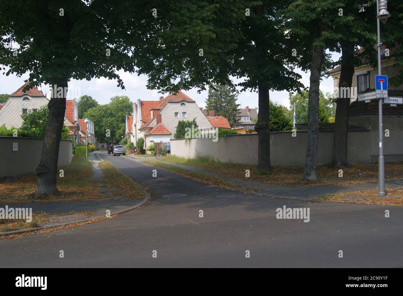 Die Straße Zwischen den Giebeln Ecke Torweg in der Gartenstadt Staaken in Berlin-Spandau. Stock Photo