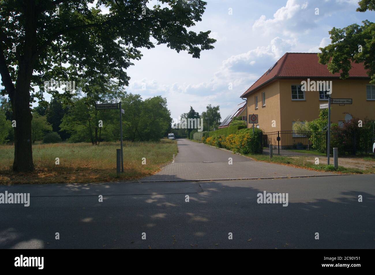 Narzissenpfad Ecke Finkenkruger Weg in Staaken, Berlin-Spandau, Blickrichtung Westen Stock Photo