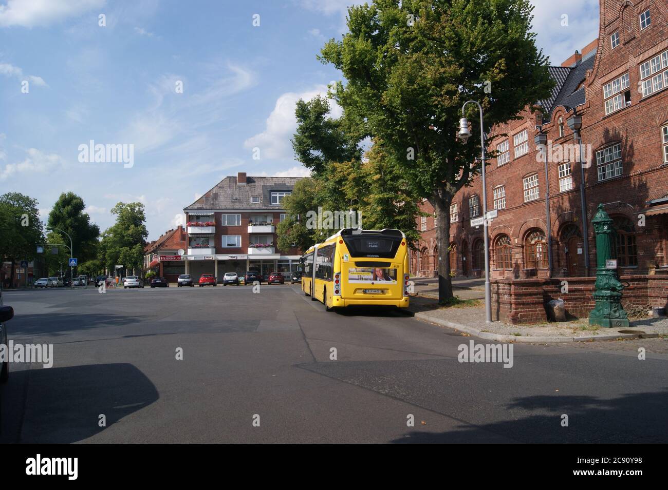 Die BVG-Endhaltestelle Heidebergplan in der zwischen 1914 und 1917 errichteten Gartenstadt Staaken in Berlin-Spandau. Stock Photo