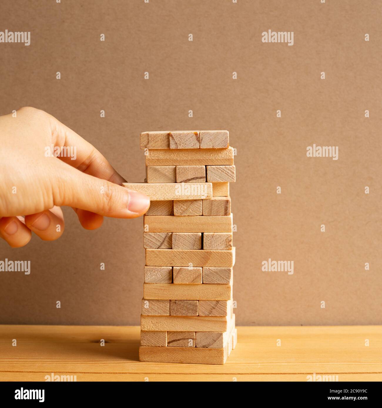 Tháp xếp khối gỗ Jenga: Sự kết hợp hoàn hảo giữa nghệ thuật và khéo tay khi bạn xây dựng một tòa tháp đẹp mắt từ những khối gỗ Jenga. Rất thú vị khi tìm kiếm cách để không làm đổ cả tòa tháp. Hãy thử và bạn sẽ nhận thấy điều đó.