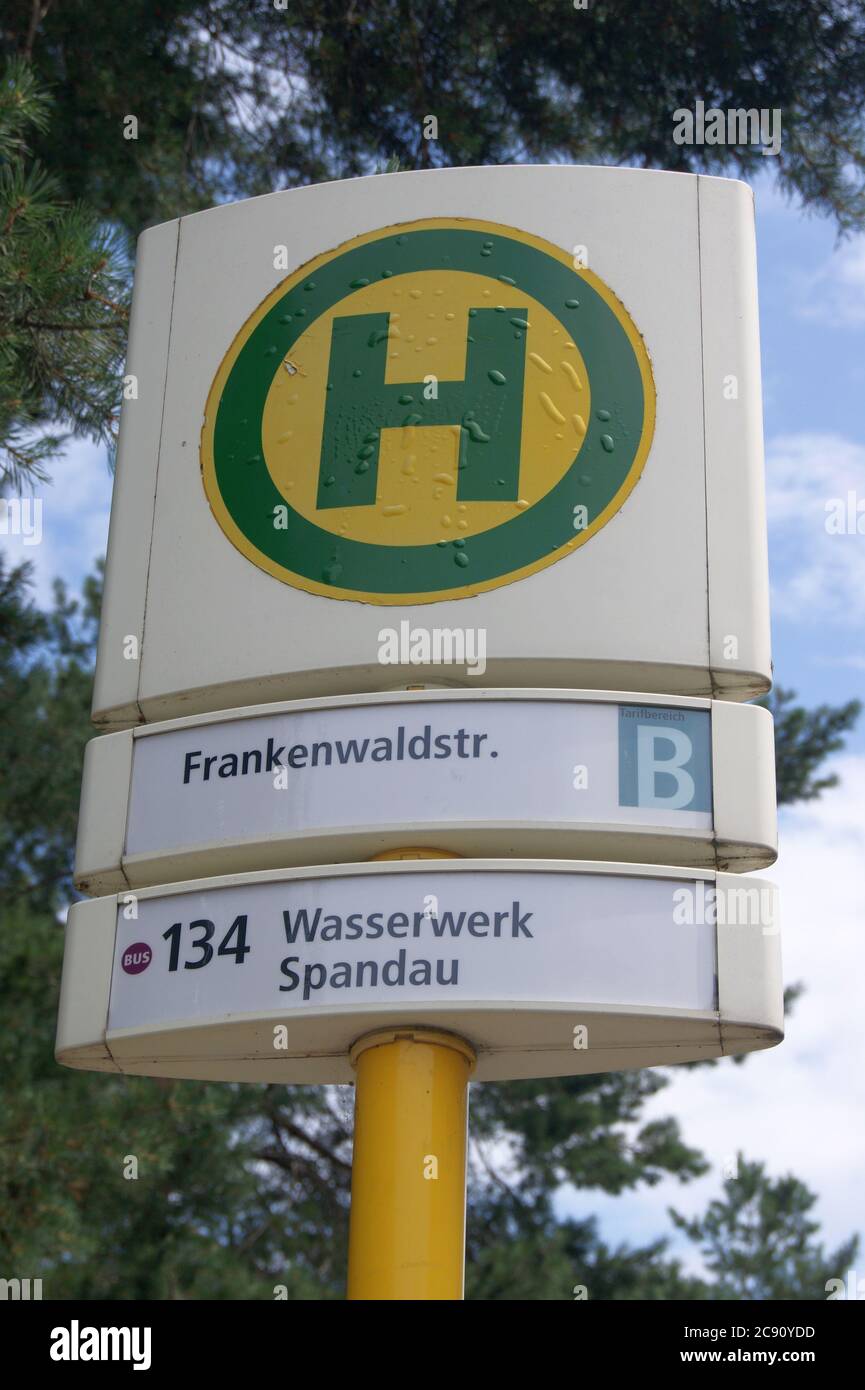 BVG-Haltestelle Frankenwaldstraße Ecke Pionierstraße im Falkenhagener Feld in Berlin-Spandau Stock Photo