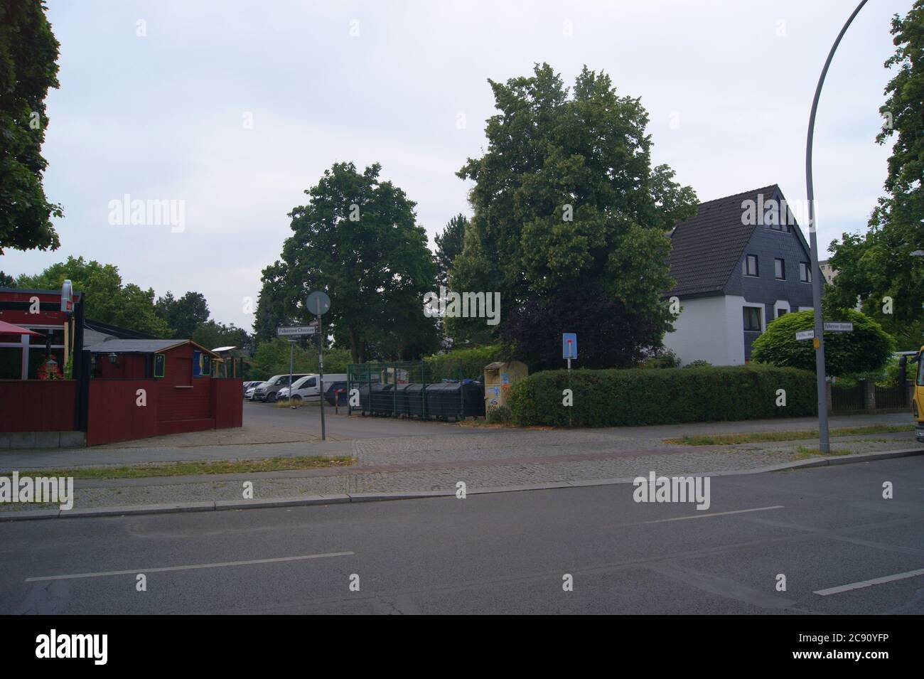 Straße Posthausweg Ecke Falkenseer Chaussee im Falkenhagener Feld / Spektefeld in Berlin-Spandau Stock Photo
