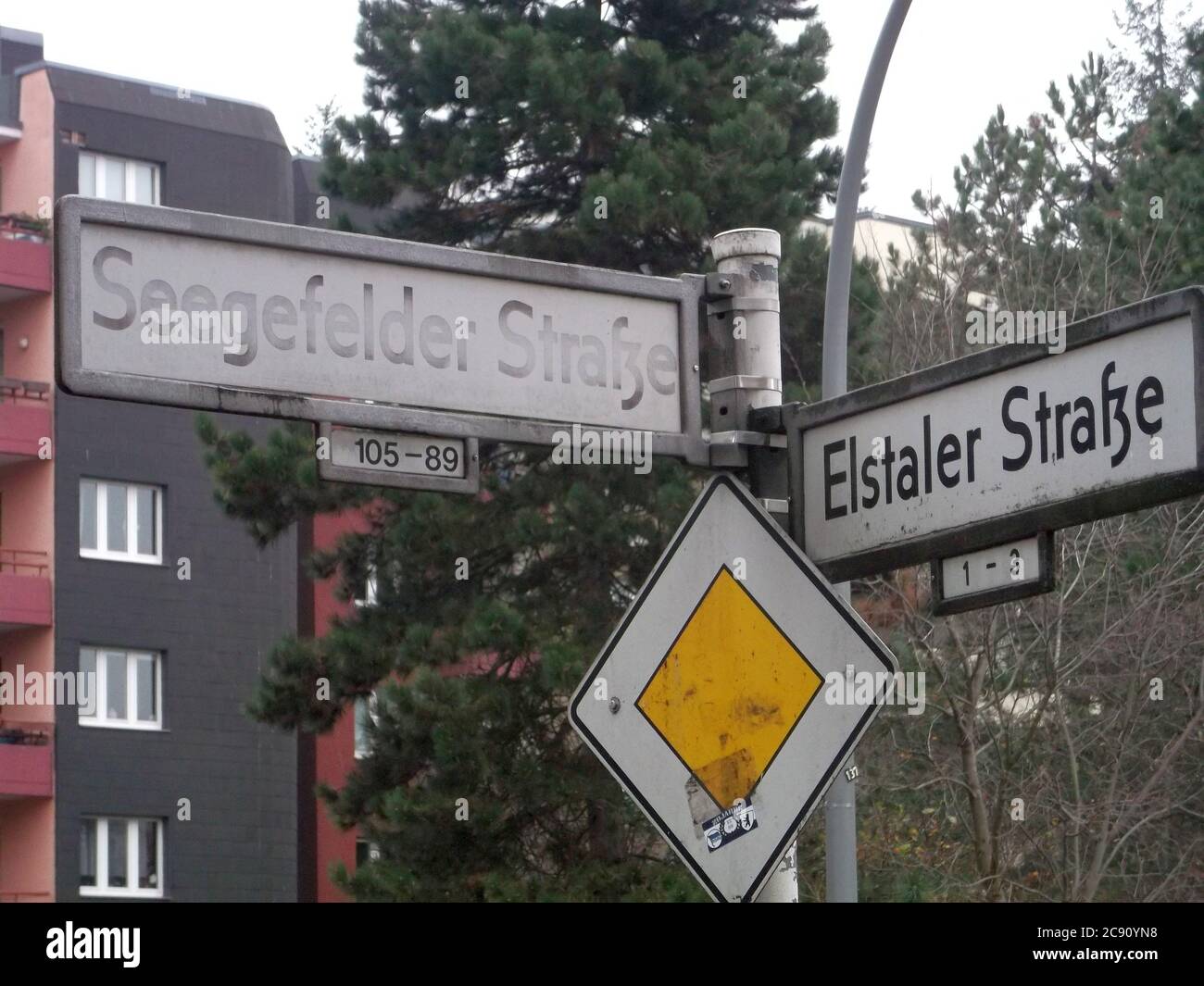 Ausgeblichene Straßen-Schilder in Berlin: Seegefelder Straße Ecke Elstaler Straße Stock Photo