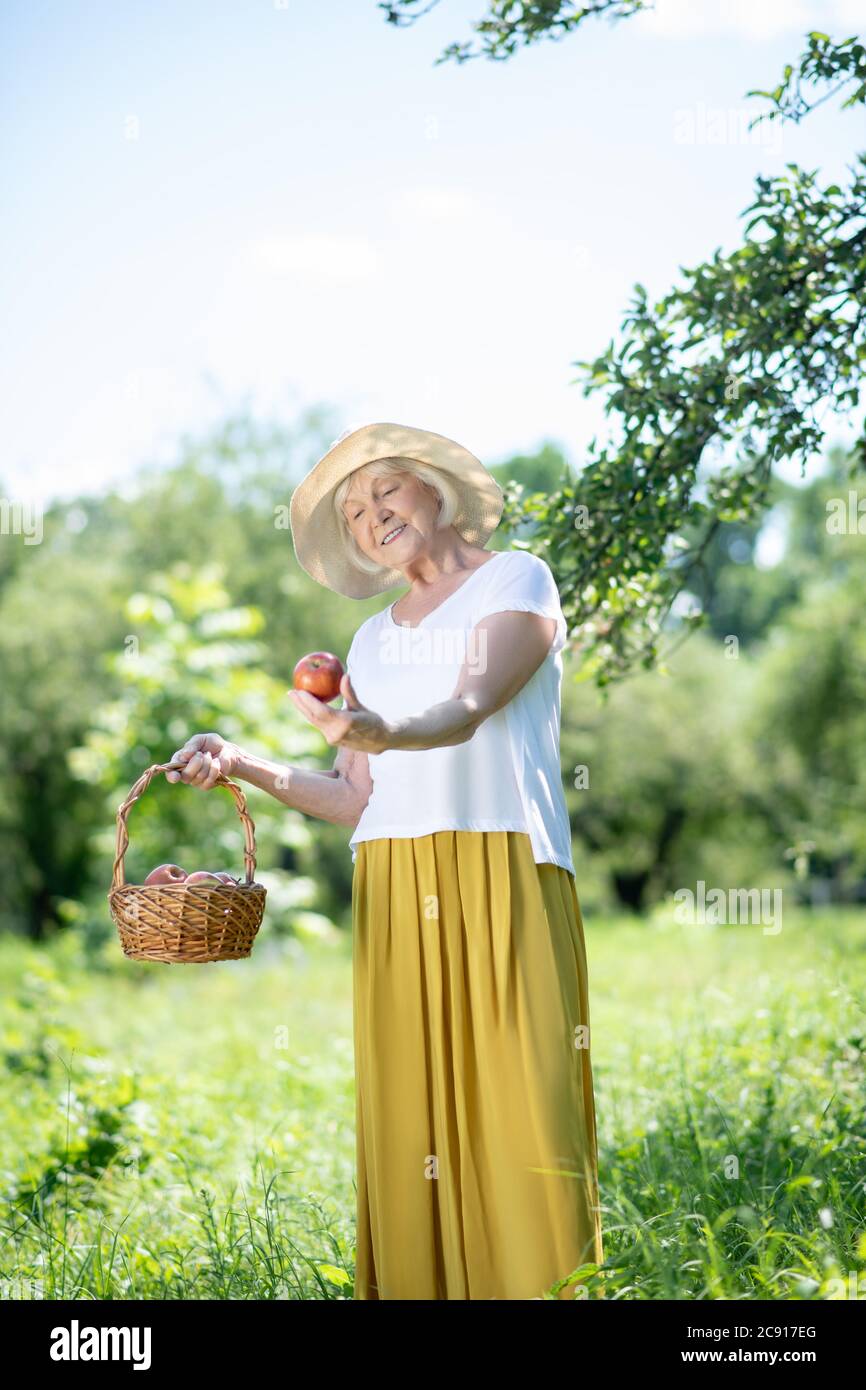 Woman wearing grey hat hi-res stock photography and images - Alamy