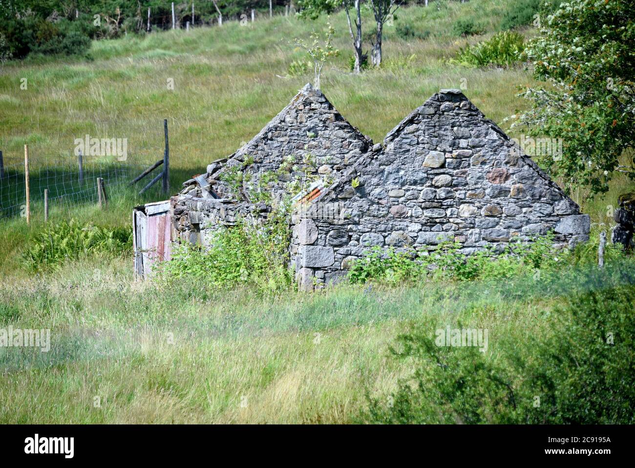 A disused croft crumbling back into the land in this photo taken in Glen Roy in the Scottish Highlands Stock Photo