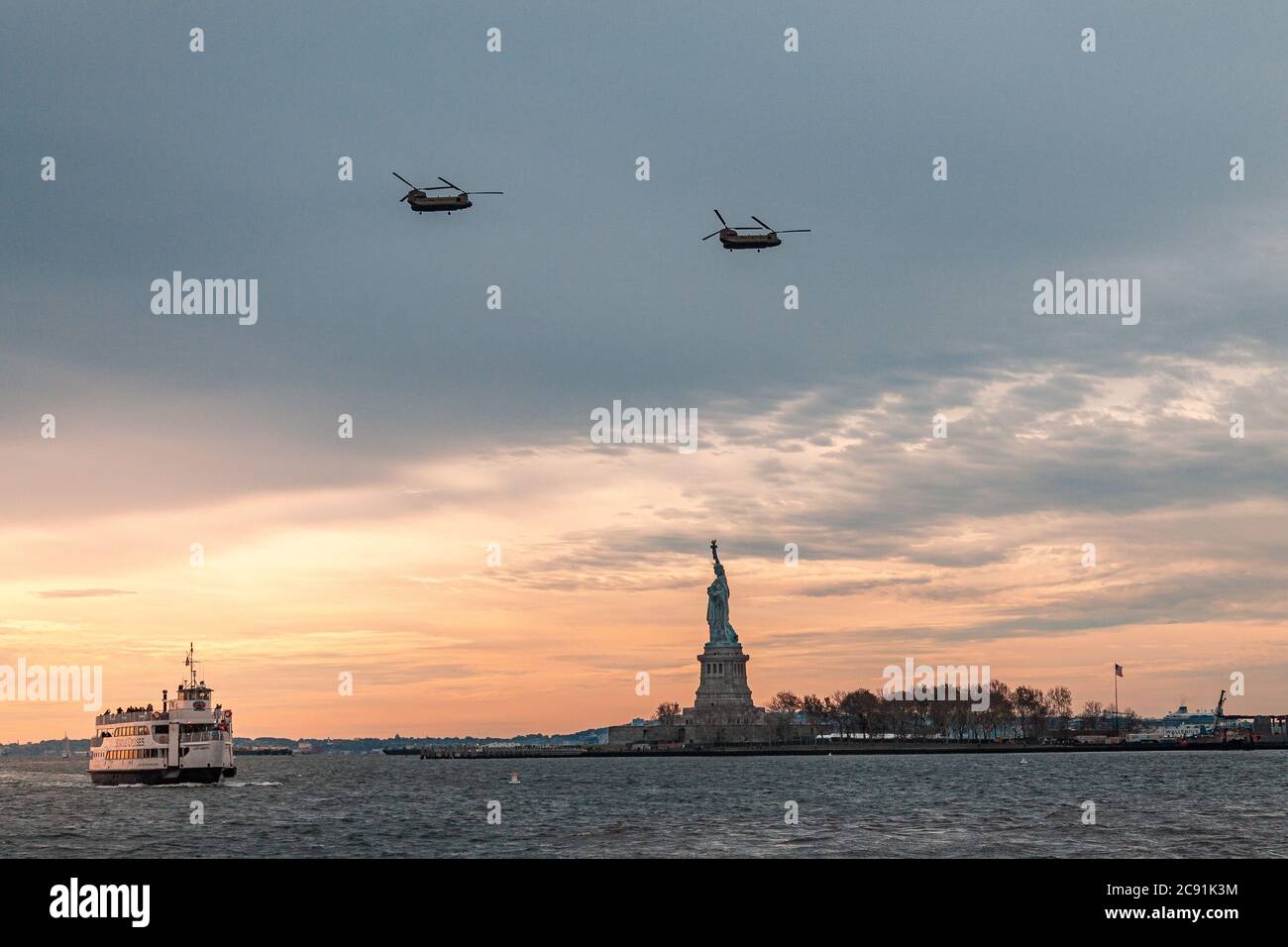 NUEVA YORK, UNITED STATES - Nov 12, 2017: Estatua de la libertad protegida por la gente Stock Photo