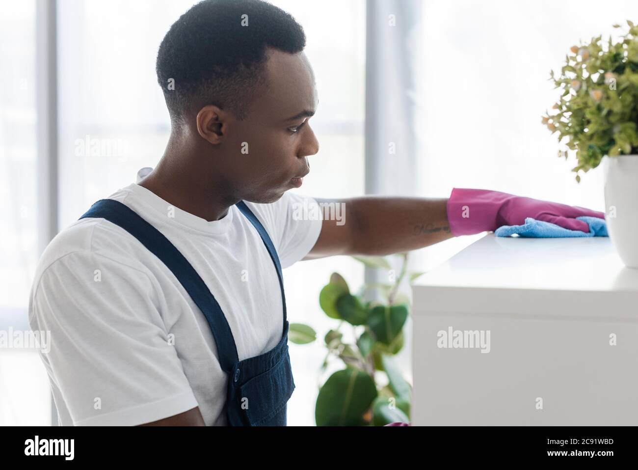 Office cleaning hi-res stock photography and images - Alamy