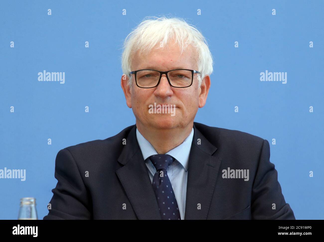 Berlin, Germany. 28th July, 2020. Jürgen Resch, Federal Managing Director of Deutsche Umwelthilfe, answers questions from journalists at a press conference of Deutsche Umwelthilfe on the interim balance and on their 40 complaints for clean air. Credit: Wolfgang Kumm/dpa/Alamy Live News Stock Photo