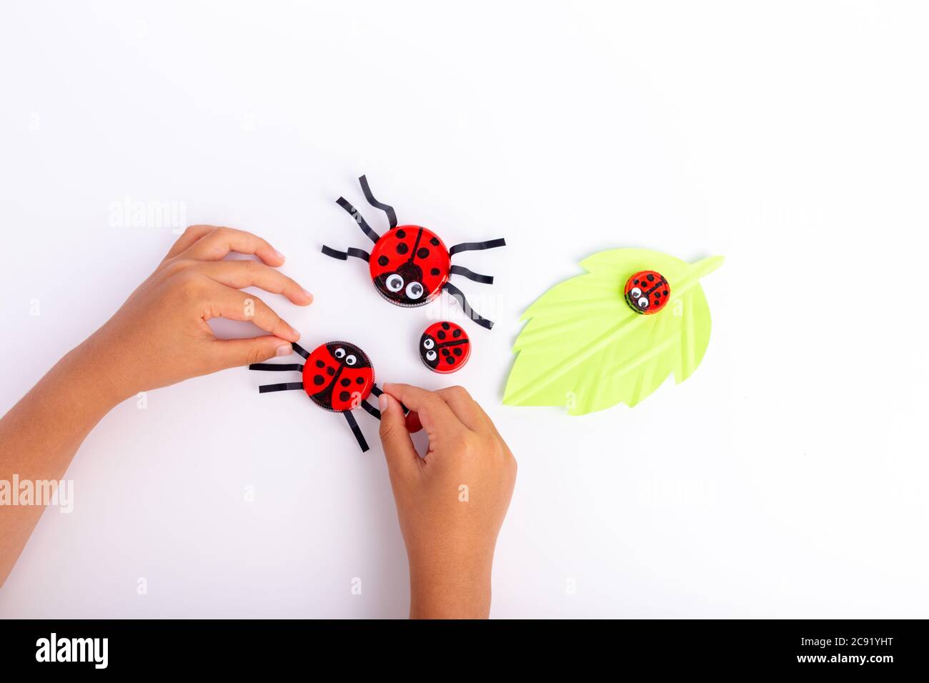 cute bottle cap ladybugs, spring craft, creative ideas, DIY kids craft