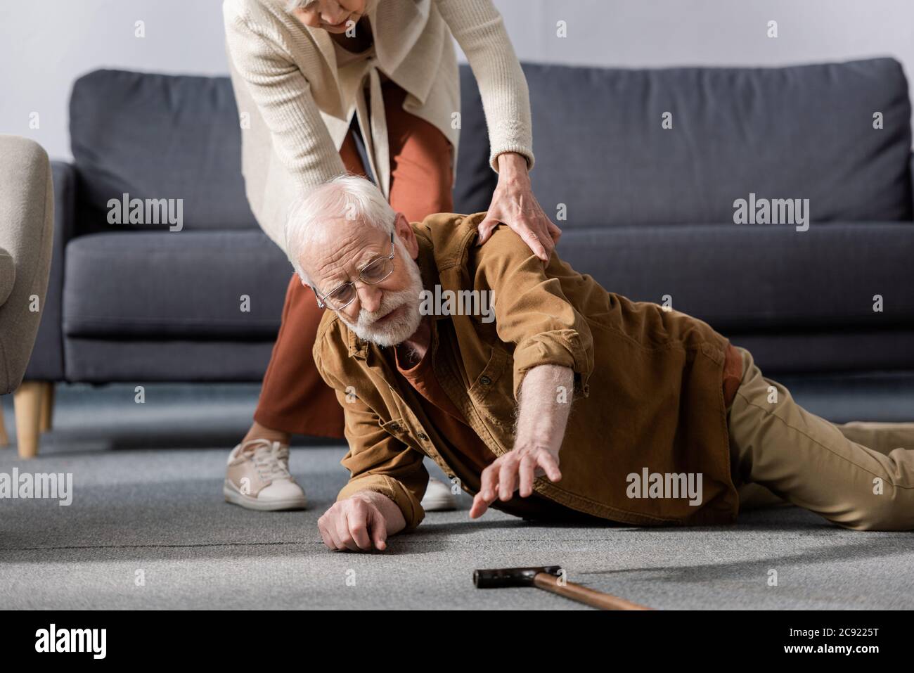 падения пожилых людей. падения пожилых людей. падение пожилых. немощный старик. падения пожилых людей.