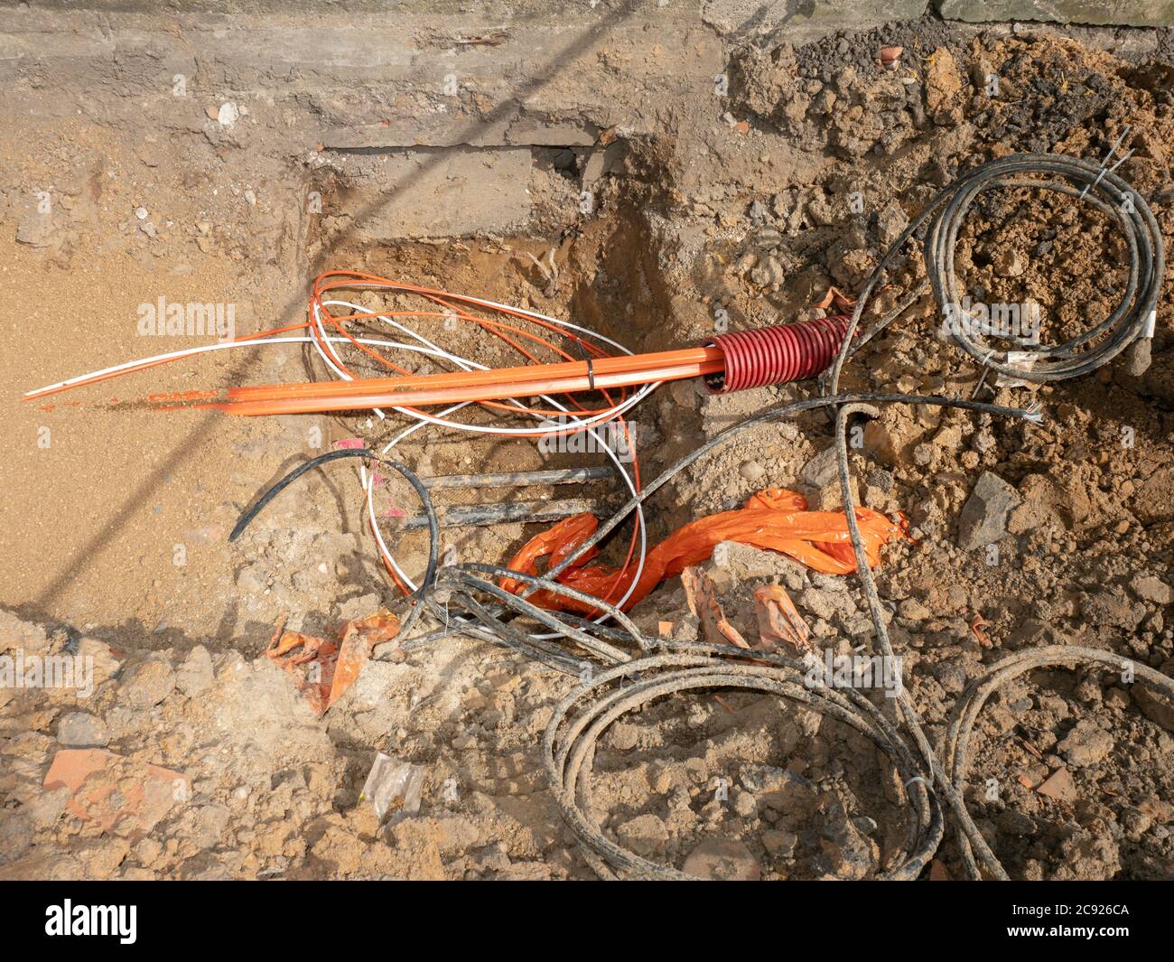 Building of lines of metallic and fiber optic cables construction of