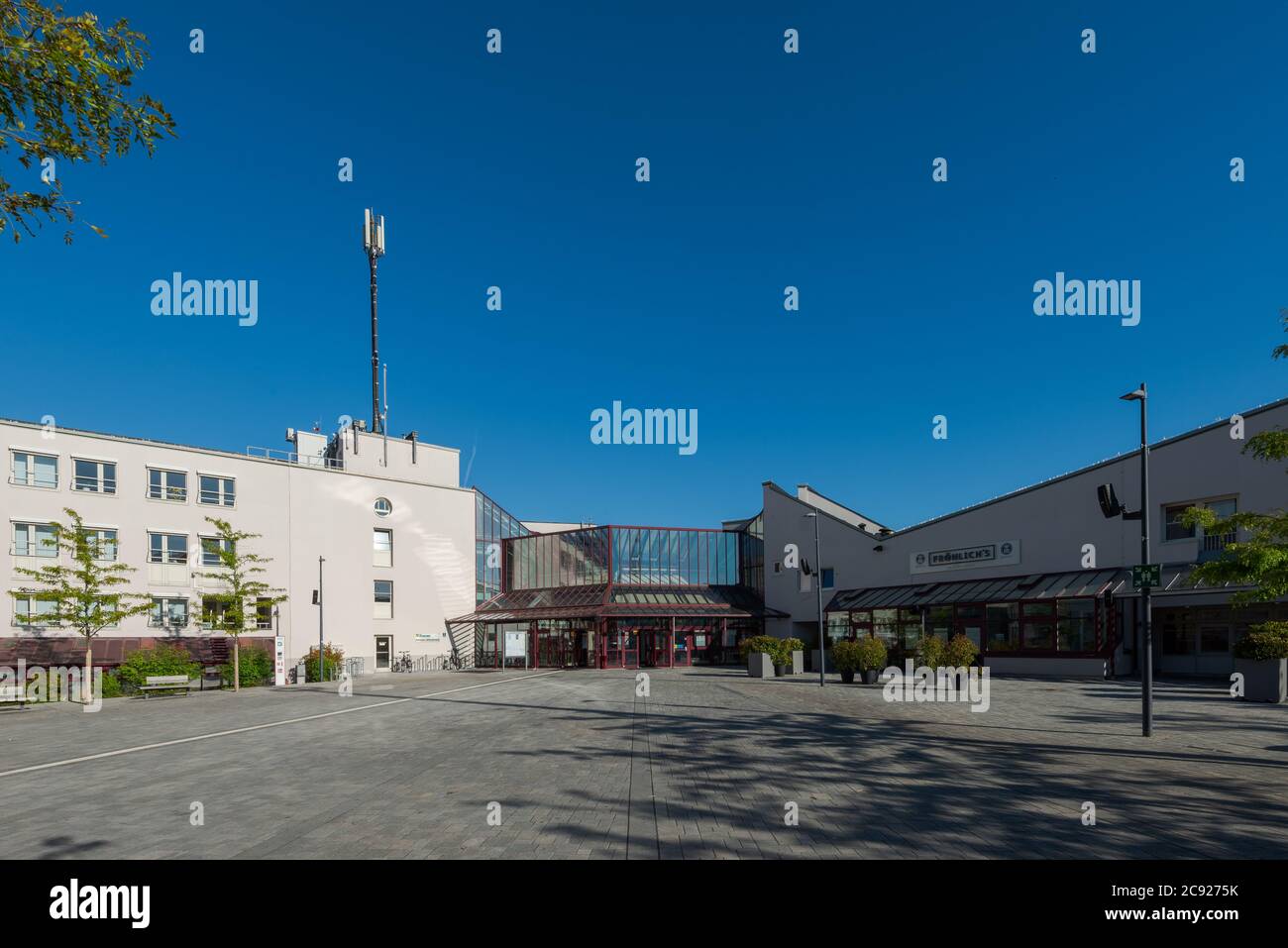 Rathausplatz Unterschleißheim bei München im Sommer mit blauem Himmel ohne Wolken Stock Photo